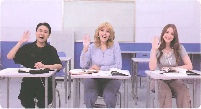 开学第一天，课堂上，学生们学习打招呼用语。